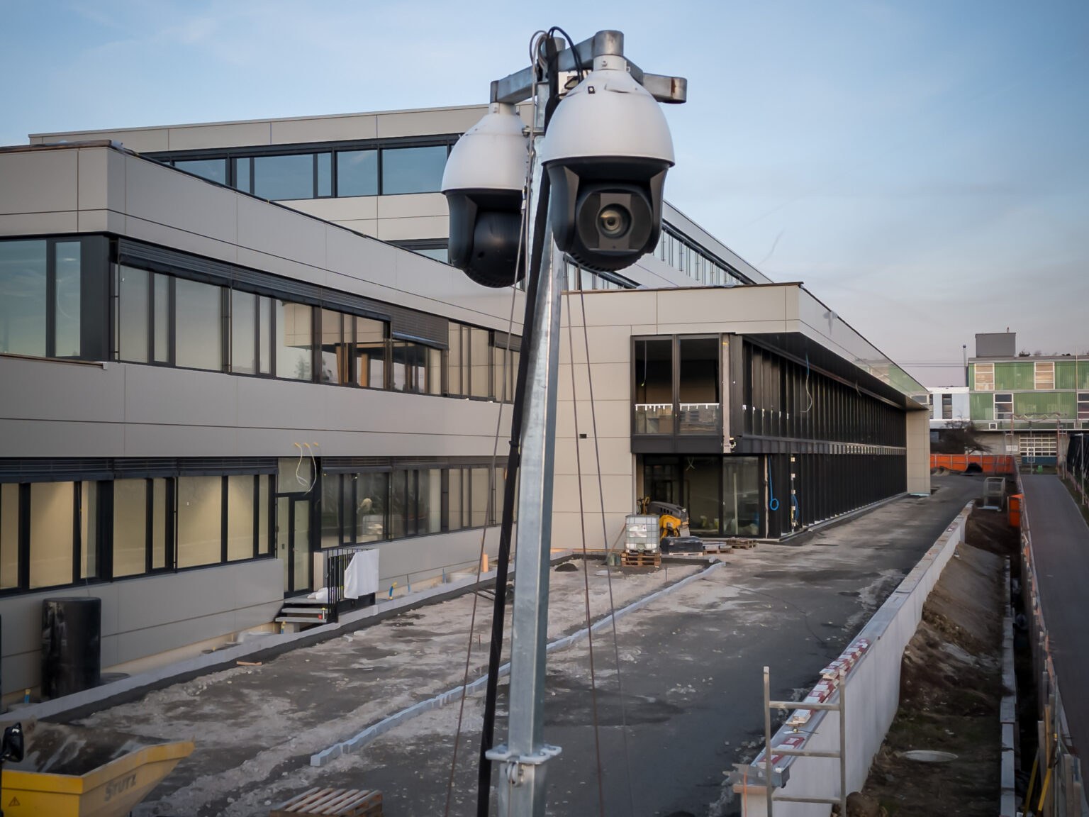 Kameras des EuroSec Videoturms vor einem Industriegebäude