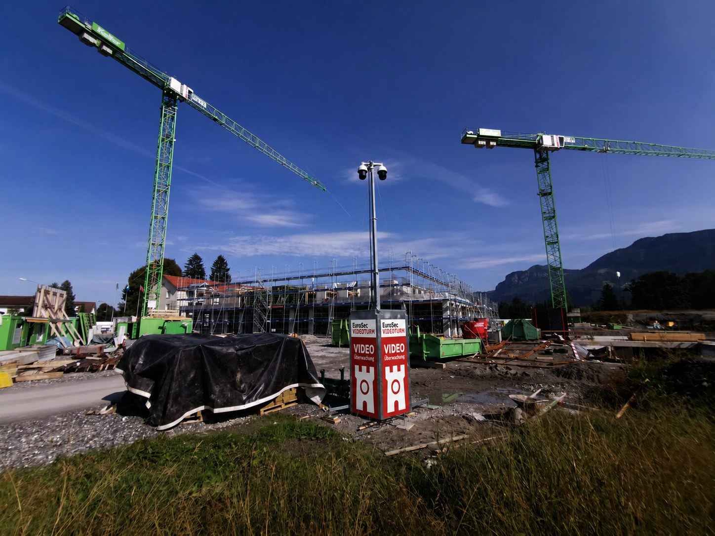 EuroSec Videoturm auf einer Baustelle mit Kränen